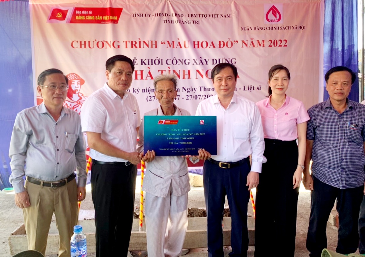 Trao nhà tình nghĩa chương trình “Màu hoa đỏ năm 2022