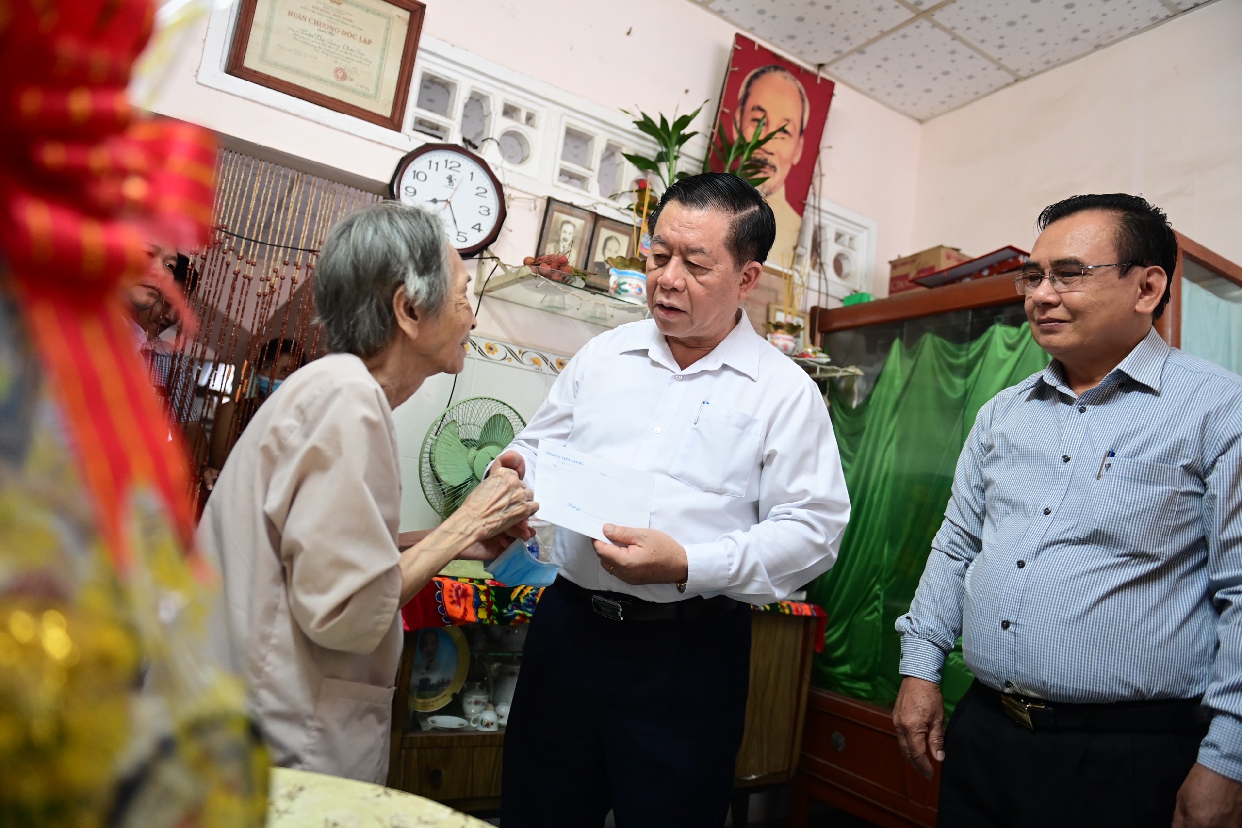 Đồng chí Nguyễn Trọng Nghĩa thăm, tặng quà gia đình chính sách tại Tiền Giang