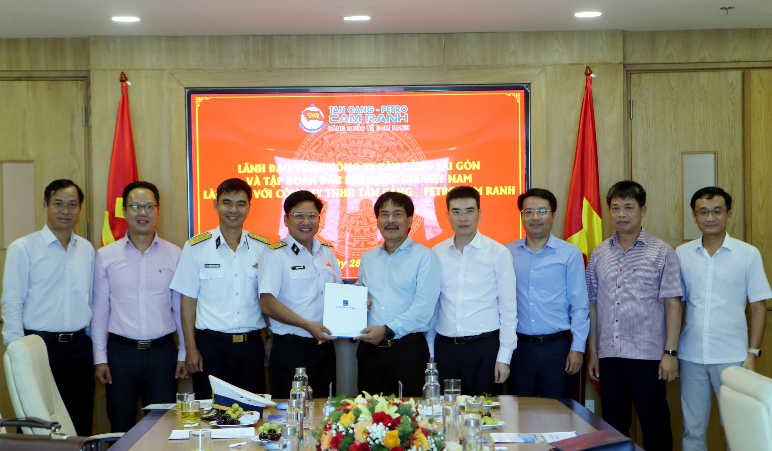 Petrovietnam và PV GAS thăm và tặng quà cán bộ, chiến sỹ Hải quân