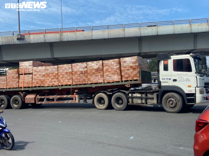 Xe chở hàng cồng kềnh bị phạt thế nào