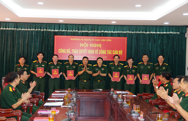Trao quyết định thăng quân hàm cho một số sĩ quan tại Quân Khu 4