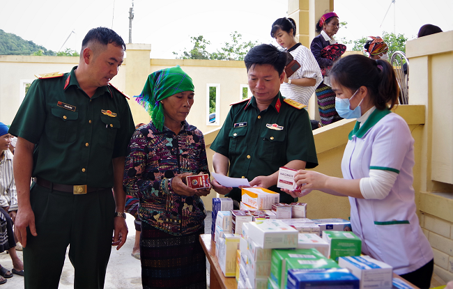 Đoàn Kinh tế - Quốc phòng khám bệnh, cấp thuốc miễn phí cho người dân