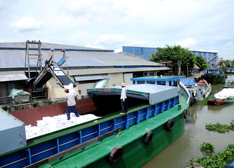 Đề xuất giảm phí ra, vào bến thủy nội địa