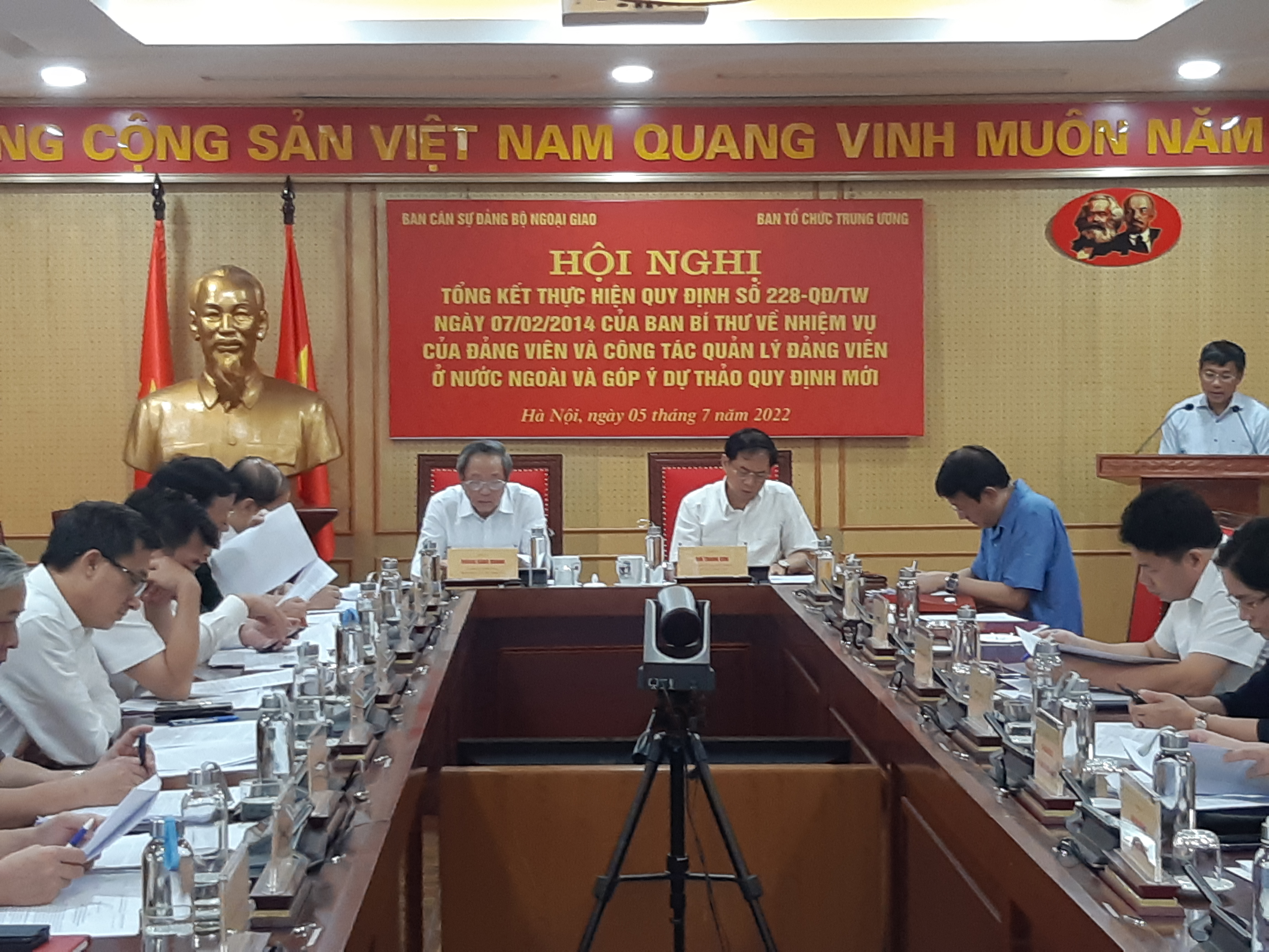 Nâng cao hiệu quả công tác quản lý đảng viên ở nước ngoài