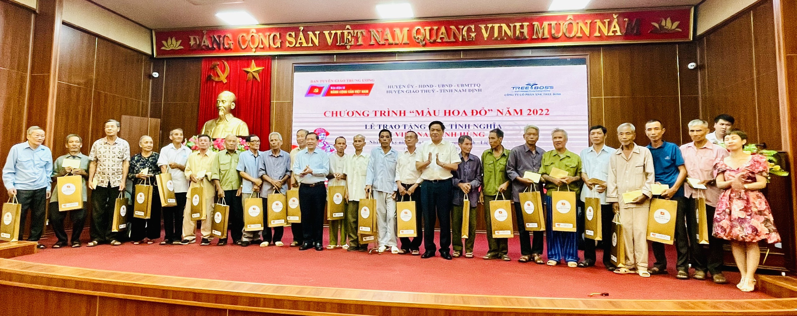 “Màu hoa đỏ” năm 2022 Ấm áp những món quà tình nghĩa