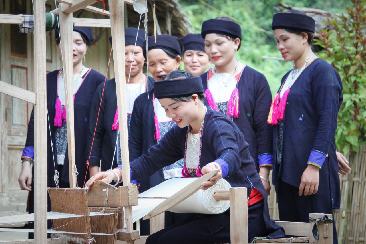 Phẩm chất con người trong bản sắc văn hóa cổ truyền