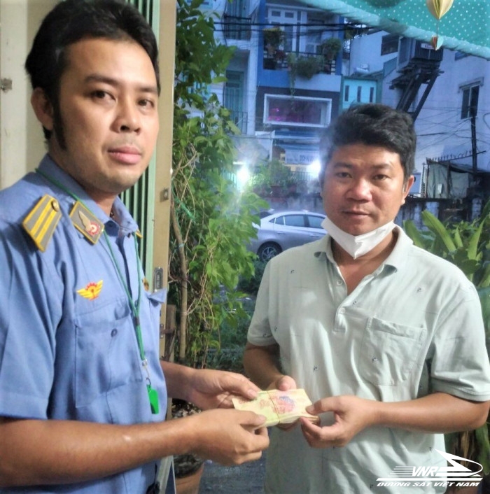 Tiếp viên đường sắt trả lại hành khách cọc tiền đánh rơi trên tàu