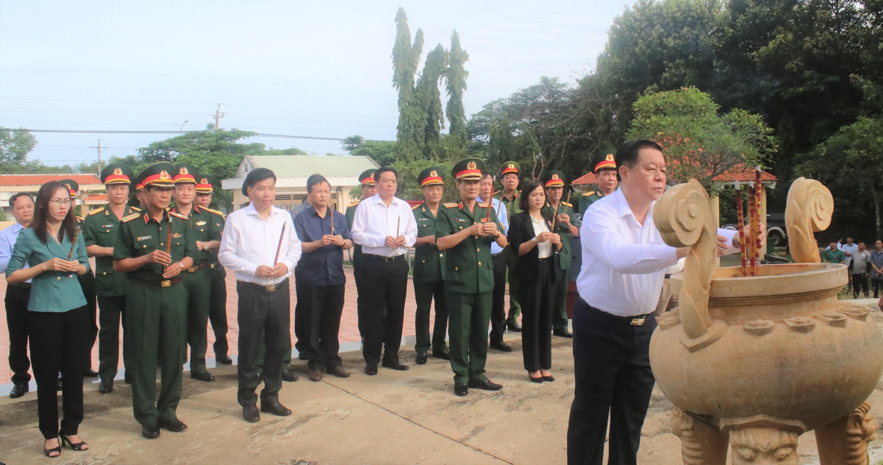 Trưởng ban Tuyên giáo Trung ương dâng hương tại Di tích lịch sử quốc gia Chốt chặn Tàu Ô