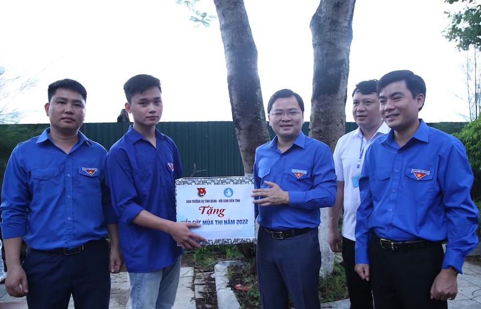 Ban Bí thư Trung ương Đoàn thăm các đội hình thanh niên tình nguyện Tiếp sức mùa thi