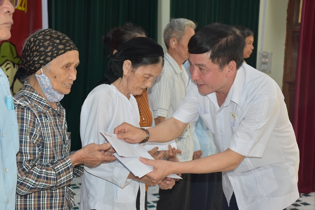 Câu lạc bộ Sao Đỏ tặng quà thương binh và gia đình liệt sĩ tại huyện Kinh Môn