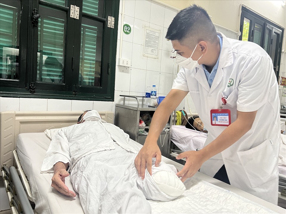 Tê bì, tím vùng cẳng bàn chân, người đàn ông không ngờ phải cắt chân