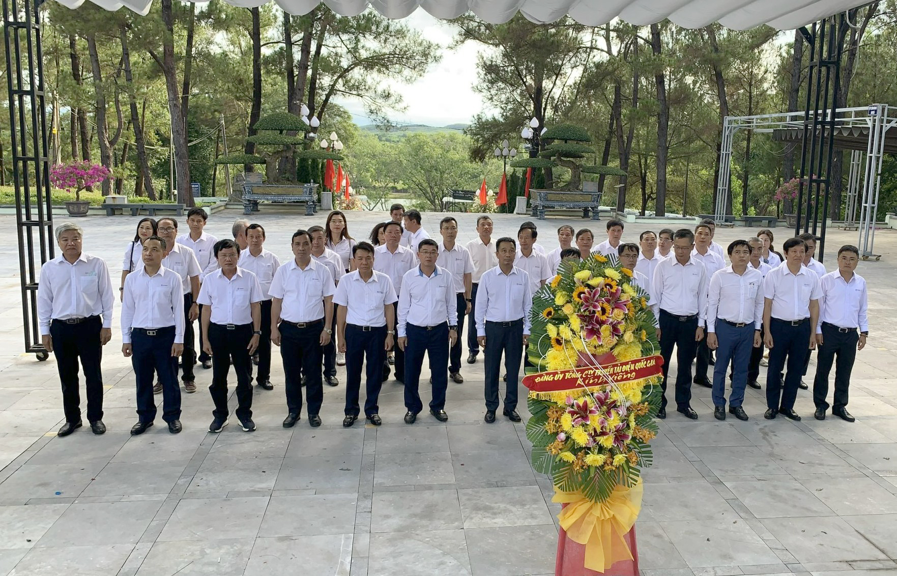 Đảng ủy EVNNPT dâng hương tri ân anh hùng liệt sỹ tại NTLS Quốc gia Trường Sơn