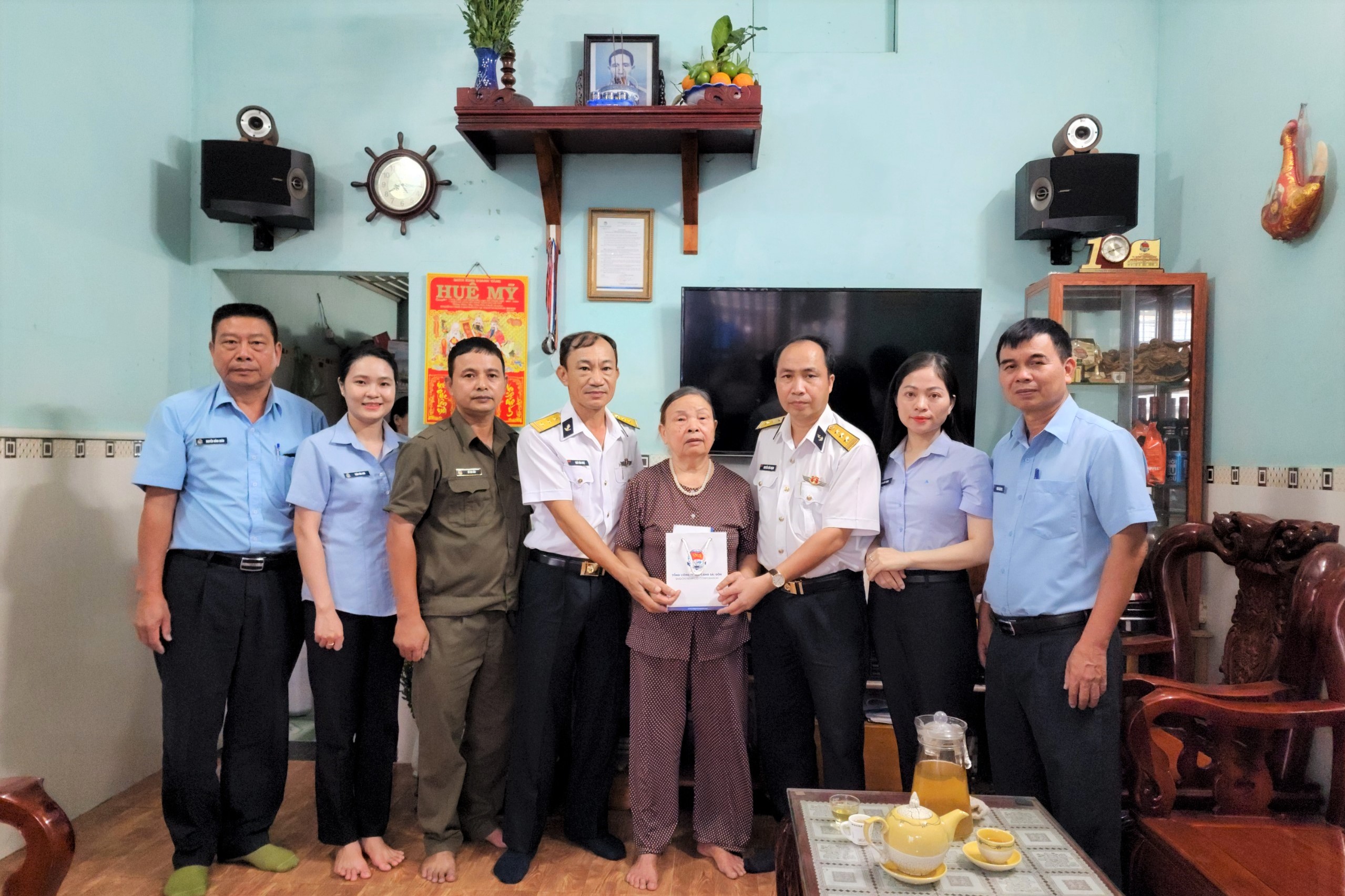 Tân Cảng Sài Gòn thăm, tặng quà Mẹ Việt Nam Anh hùng, thân nhân liệt sĩ