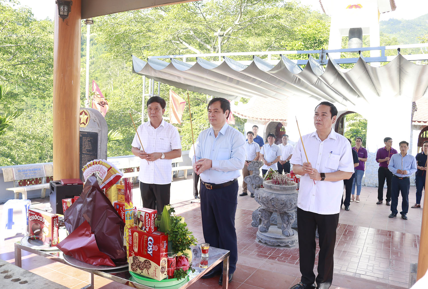 Ban Tổ chức Chương trình Màu hoa đỏ dâng hương tưởng niệm các anh hùng liệt sĩ tại Hà Giang