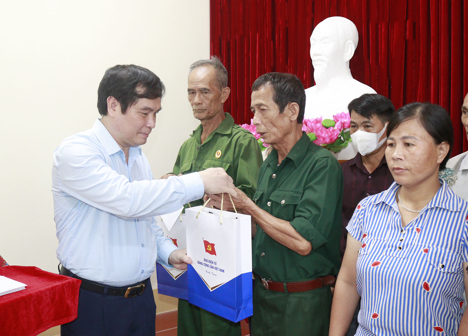 Chương trình Màu hoa đỏ tri ân các gia đình chính sách tại huyện Vị Xuyên, Hà Giang