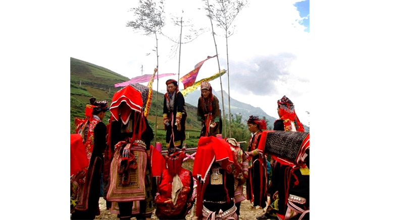 Giới thiệu, trưng bày hình ảnh, hiện vật đặc trưng văn hóa dân tộc Dao