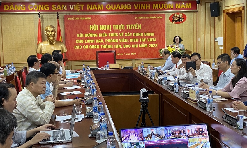 Bồi dưỡng kiến thức về xây dựng Đảng cho người làm báo