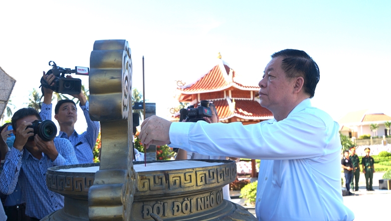 Đồng chí Nguyễn Trọng Nghĩa dâng hương tại Nghĩa trang liệt sĩ Điện Bàn