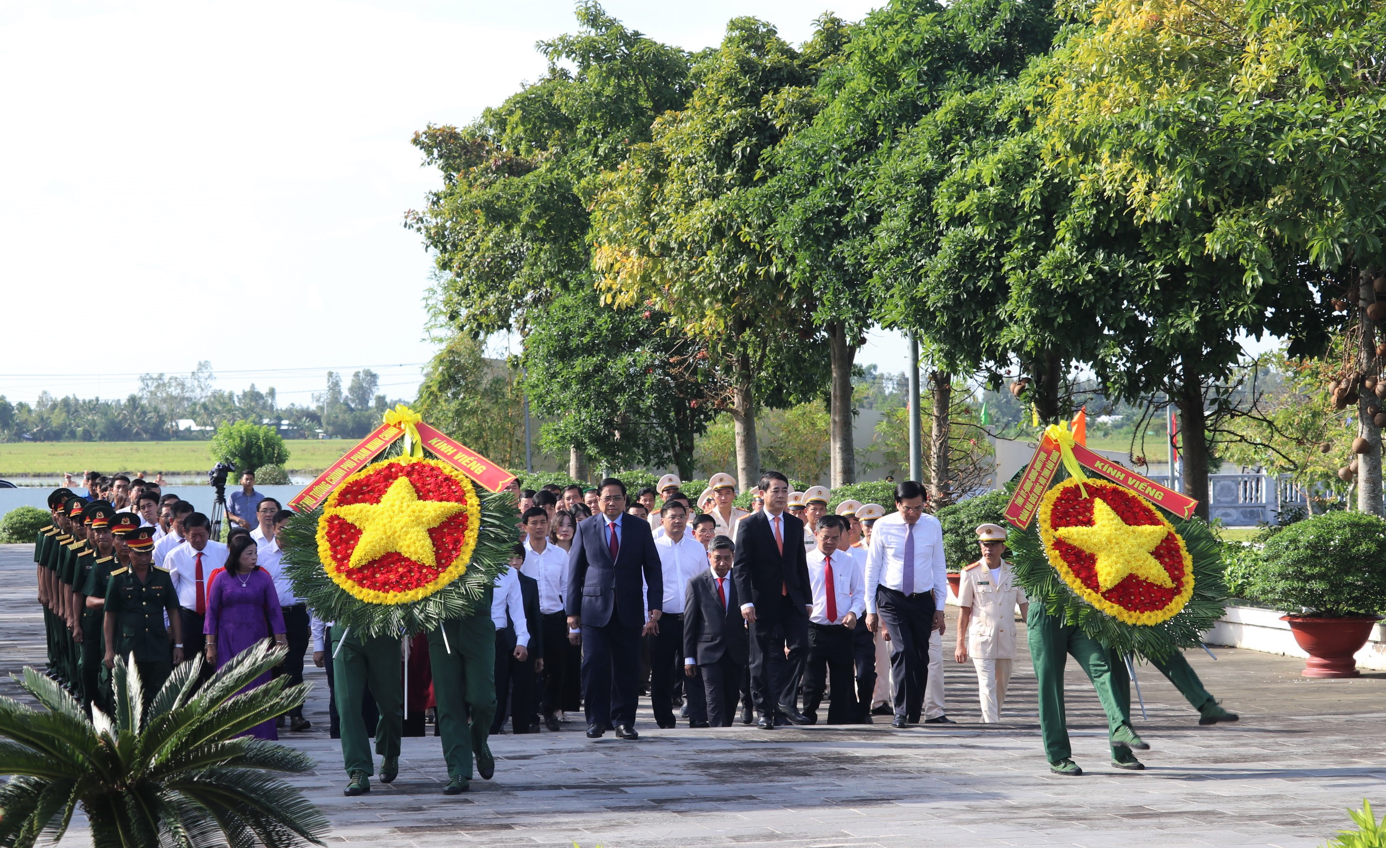 Thủ tướng Chính phủ Phạm Minh Chính dâng hoa, dâng hương tại Nghĩa trang liệt sỹ tỉnh Hậu Giang