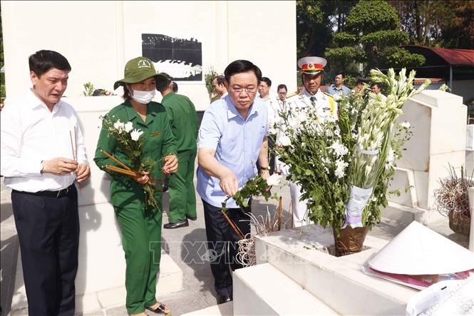 Chủ tịch Quốc hội Vương Đình Huệ dâng hương tưởng niệm các Anh hùng liệt sĩ tại Khu di tích Ngã ba Đồng Lộc, Truông Bồn
