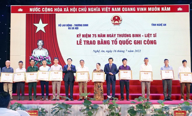 Chủ tịch Quốc hội Vương Đình Huệ dự Lễ trao bằng Tổ quốc ghi công