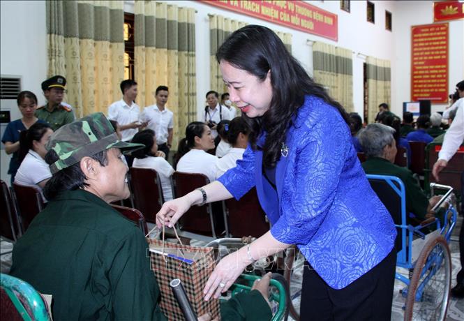Phó Chủ tịch nước Võ Thị Ánh Xuân thăm, tặng quà thương, bệnh binh tại Nghệ An