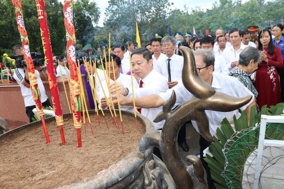 Lãnh đạo TP Hồ Chí Minh dâng hương tưởng niệm các anh hùng liệt sĩ tại Côn Đảo