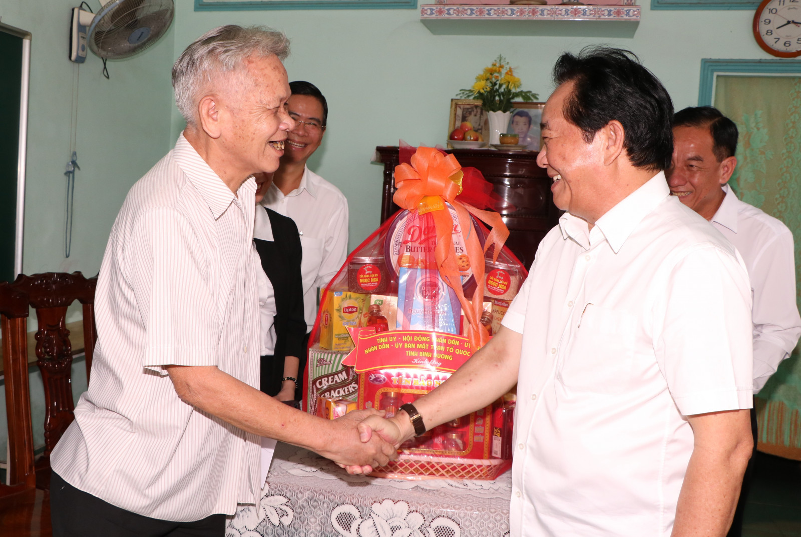 Lãnh đạo tỉnh Bình Dương thăm hỏi, tặng quà các gia đình chính sách