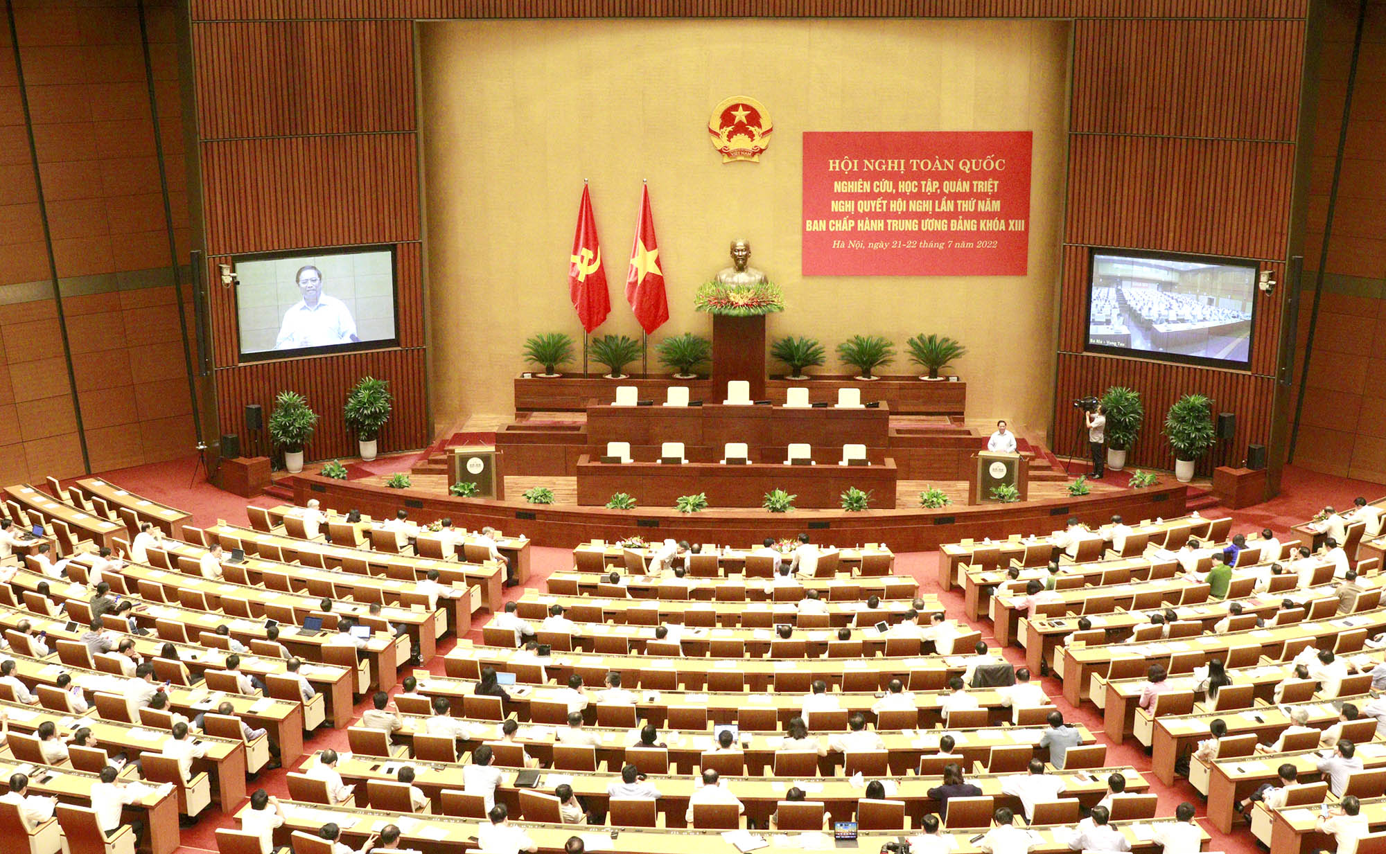 Hội nghị toàn quốc nghiên cứu, học tập, quán triệt Nghị quyết Trung ương 5, khoá XIII