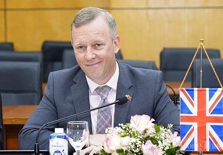Trao Kỷ niệm chương cho Đại sứ Anh tại Việt Nam Gareth Ward