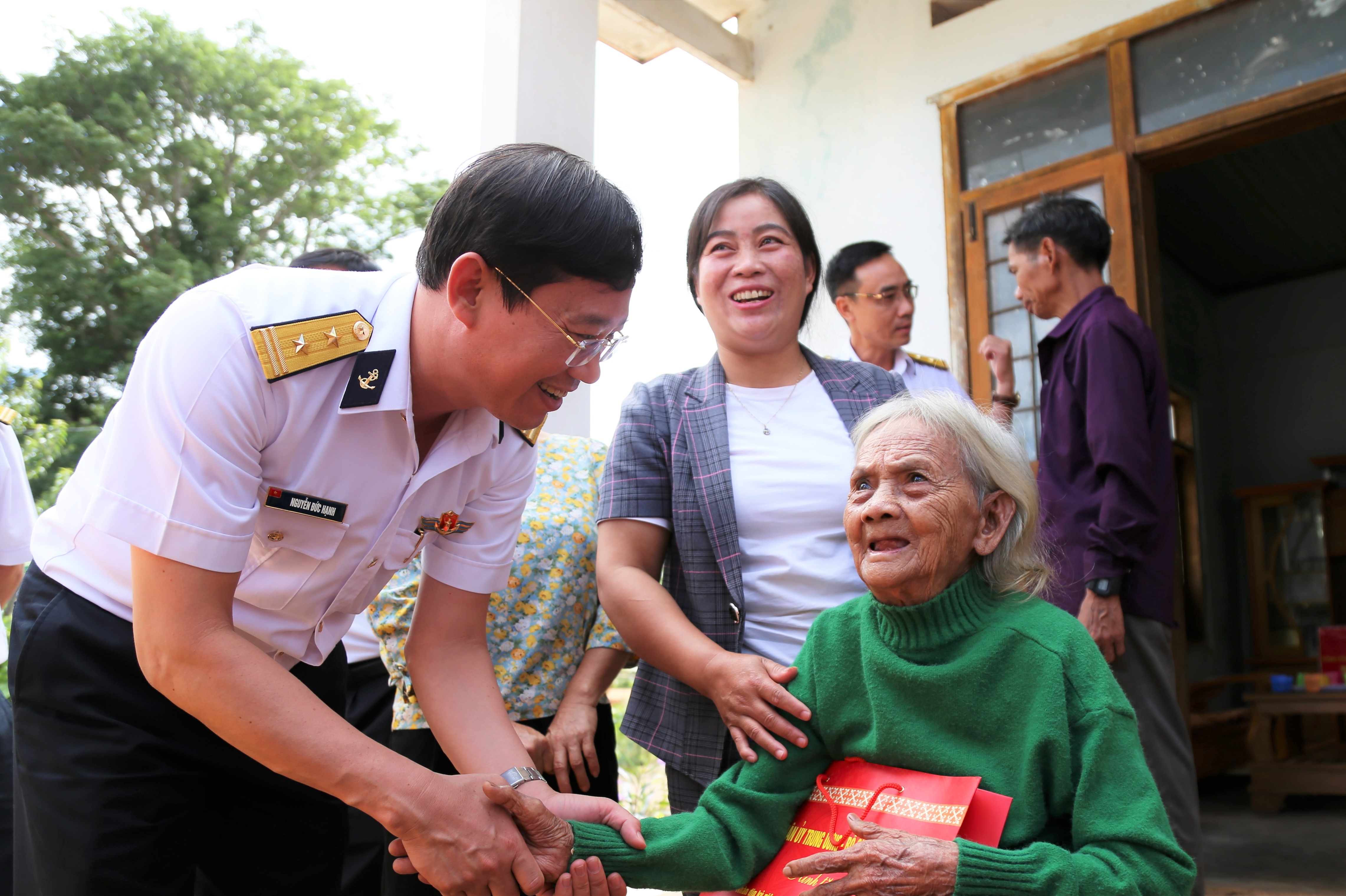 Tổng công ty Tân Cảng Sài Gòn phối hợp tuyên truyền biển, đảo và thực hiện công tác dân vận