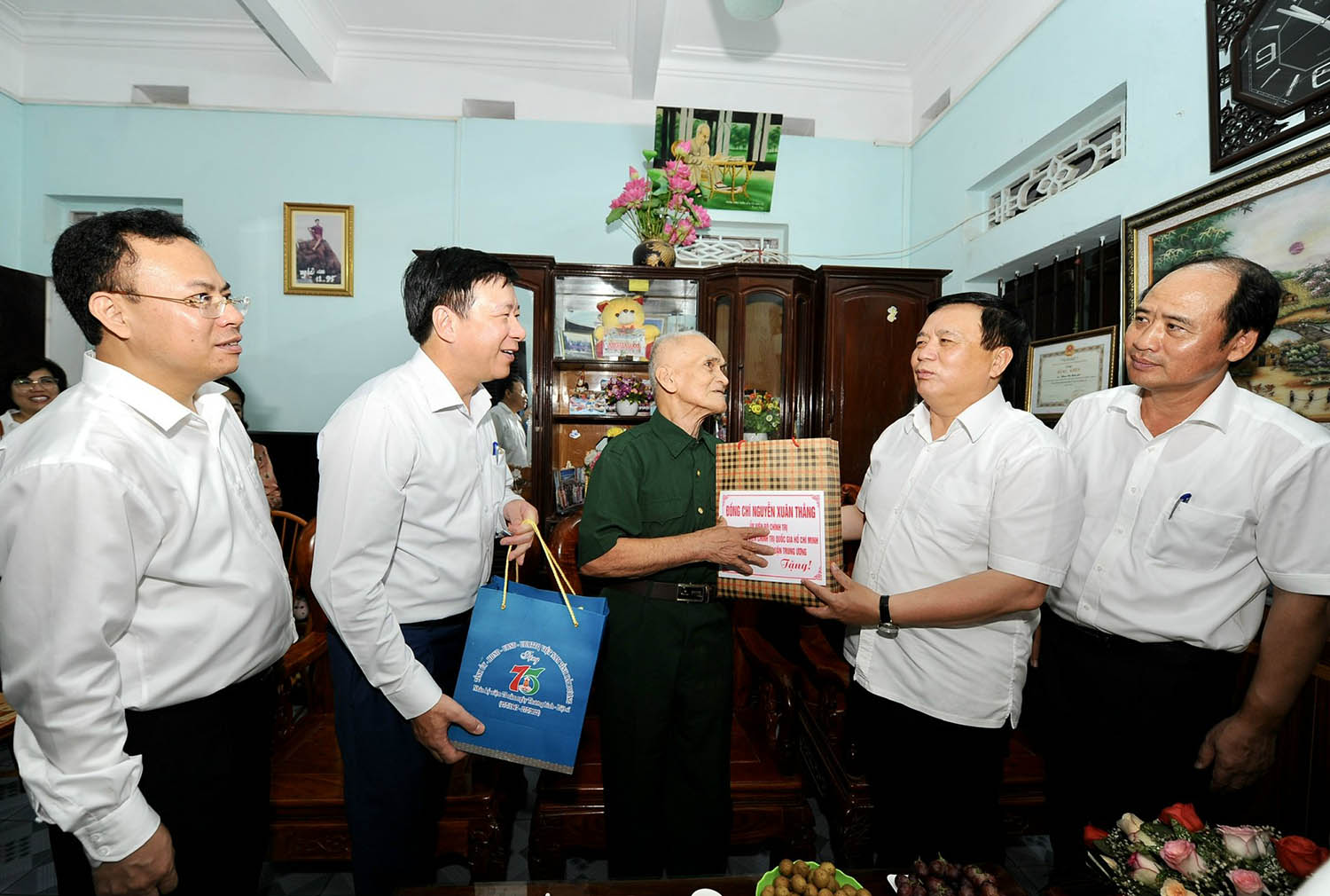 Giám đốc Học viện Chính trị quốc gia Hồ Chí Minh thăm, tặng quà người có công ở Hải Dương