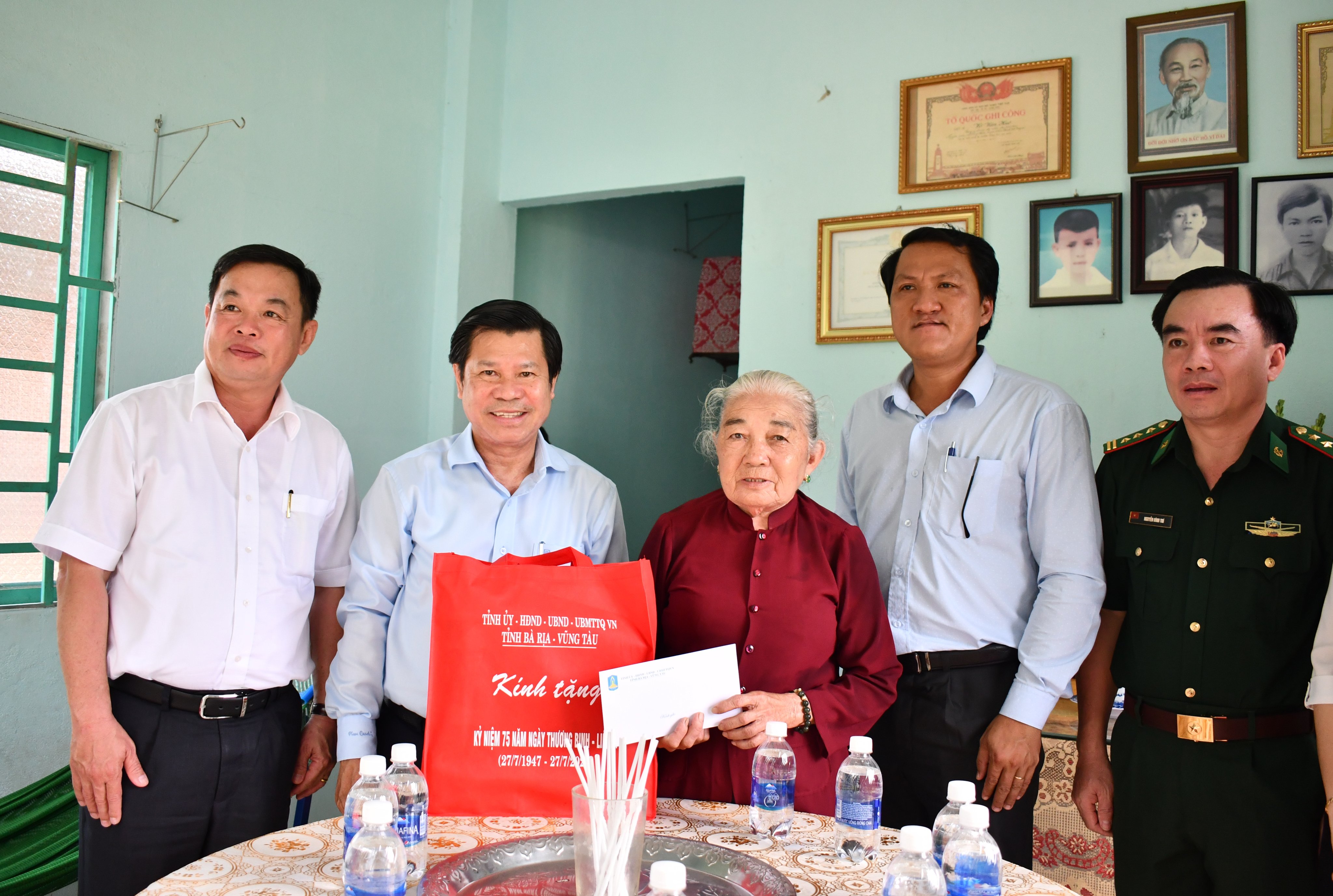 Bà Rịa- Vũng Tàu Thăm, tặng quà Mẹ Việt Nam Anh hùng, gia đình chính sách