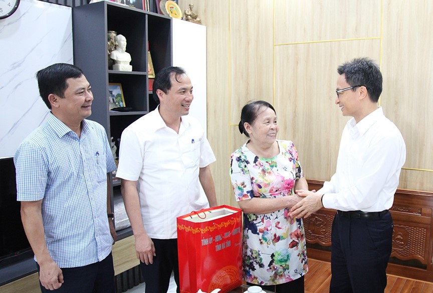Phó Thủ tướng Vũ Đức Đam thăm hỏi nữ Anh hùng LLVT Nhân dân La Thị Tám