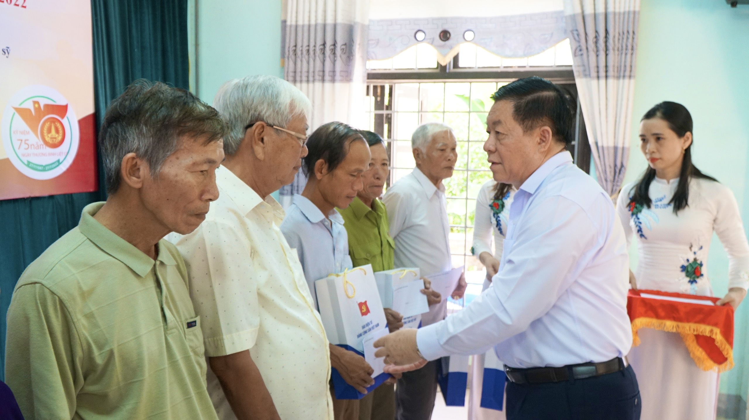 Trưởng Ban Tuyên giáo Trung ương tặng quà các gia đình chính sách tại Quảng Trị