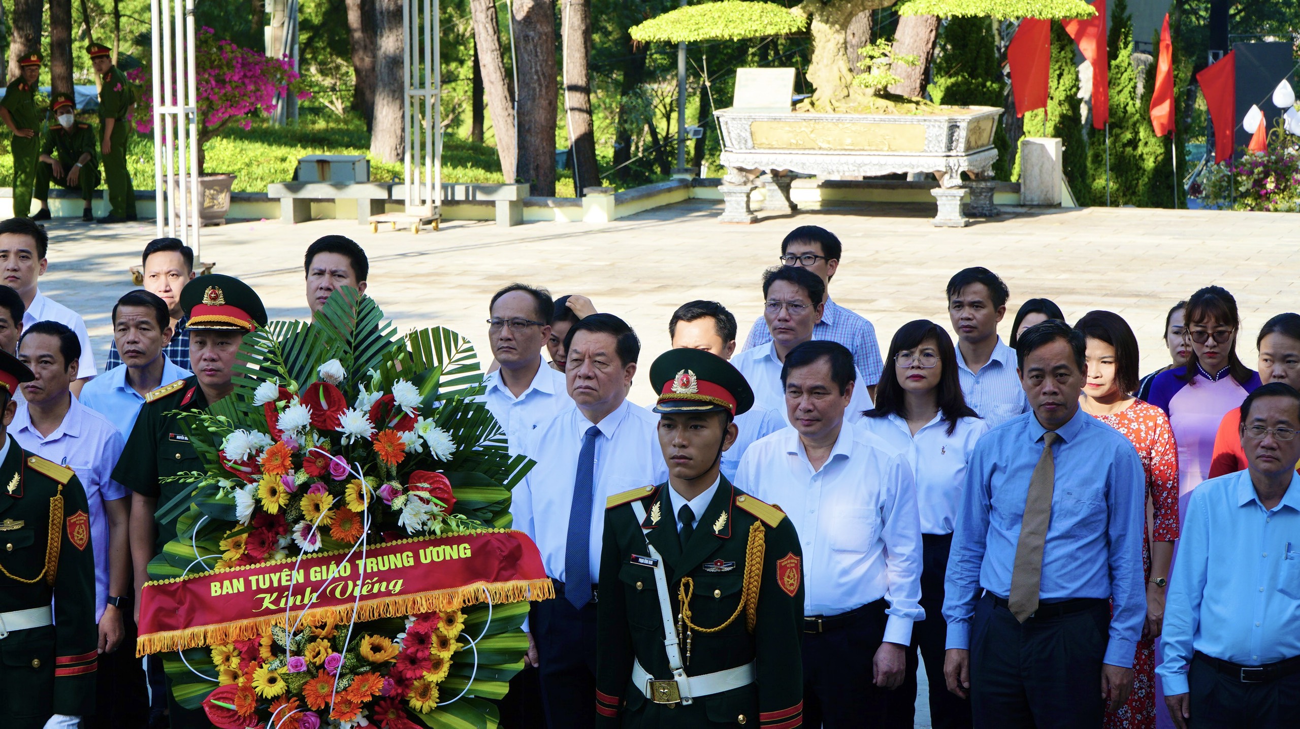 Đoàn công tác của Ban Tuyên giáo Trung ương dâng hương tưởng niệm các anh hùng, liệt sĩ tại Quảng Trị