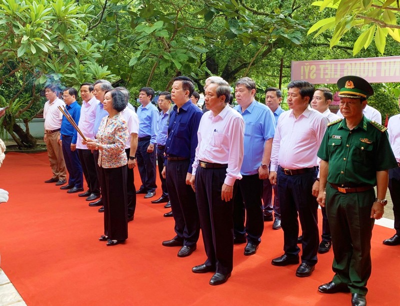 Trưởng ban Tổ chức Trung ương tri ân các anh hùng liệt sỹ, gia đình chính sách tại Quảng Bình