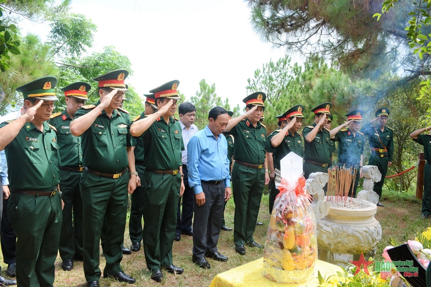 Đại tướng Lương Cường dâng hương viếng Đại tướng Võ Nguyên Giáp