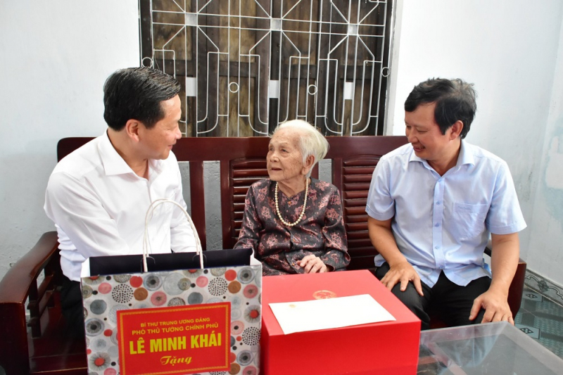 Phó Thủ tướng Lê Minh Khái thăm và tặng quà người có công tỉnh Thừa Thiên – Huế