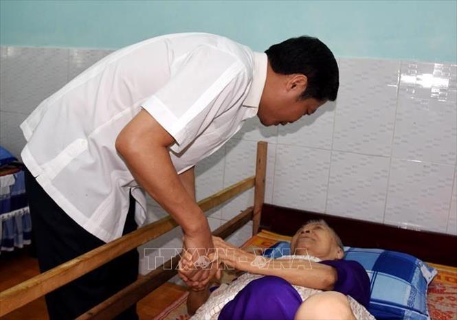 Trưởng Ban Kinh tế Trung ương Trần Tuấn Anh thăm, tặng quà người có công tỉnh Quảng Ngãi