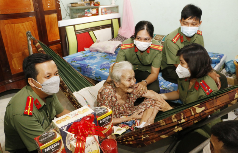 Triển lãm “75 năm đền ơn đáp nghĩa”