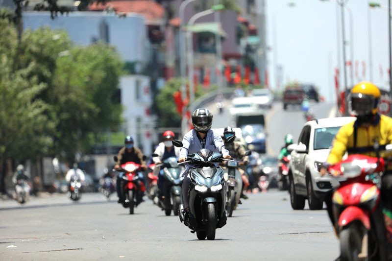 Bắc Bộ, Trung Bộ có nơi nắng nóng; chiều tối và đêm có mưa rào, dông