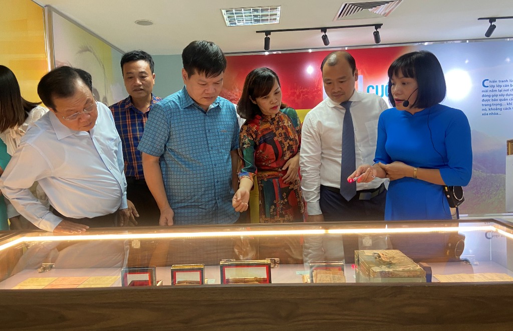 Trưng bày hồ sơ, kỷ vật của cán bộ đi B