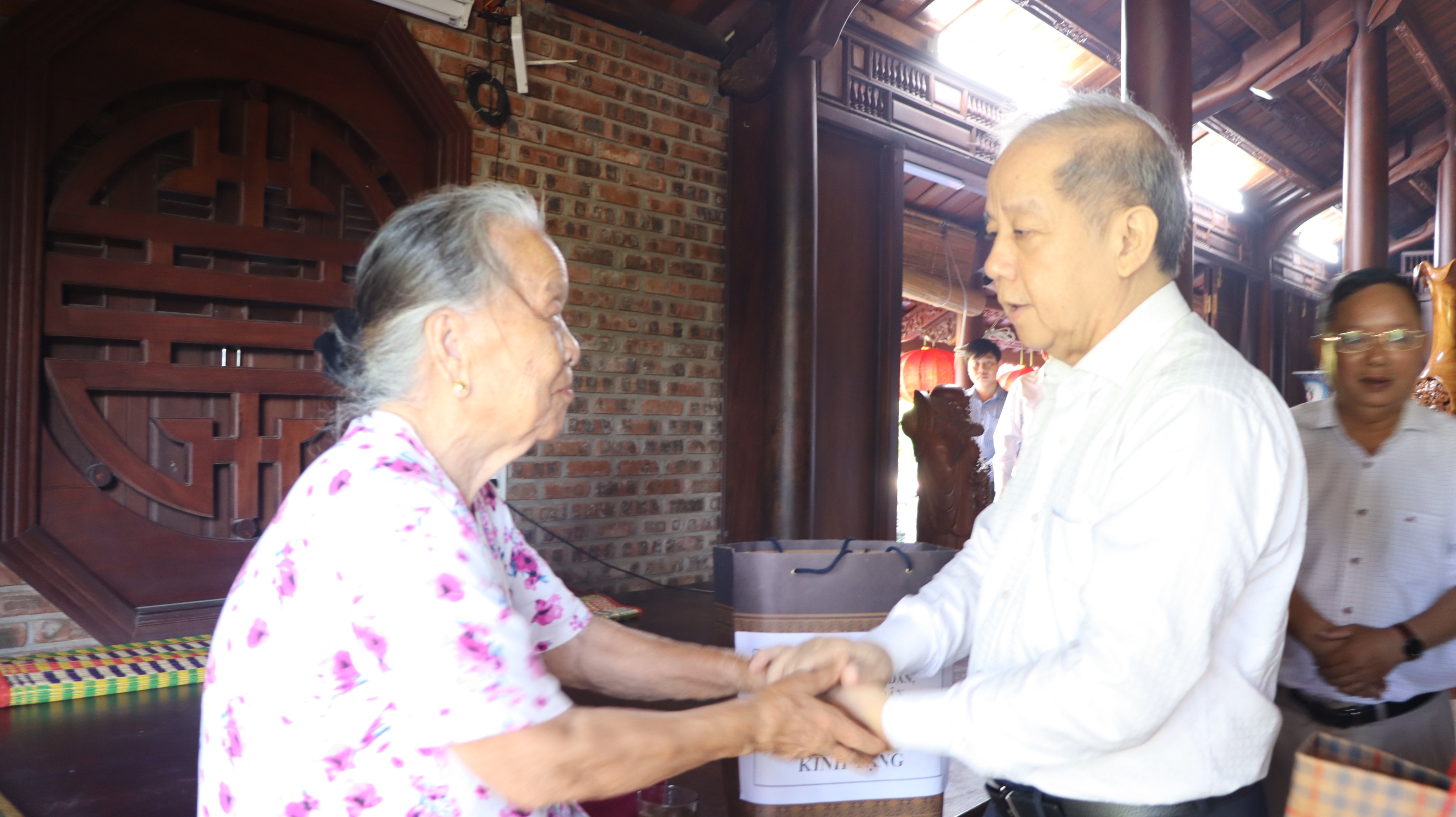 Dâng hương tưởng niệm các anh hùng liệt sĩ tại di tích lịch sử Cồn Rang