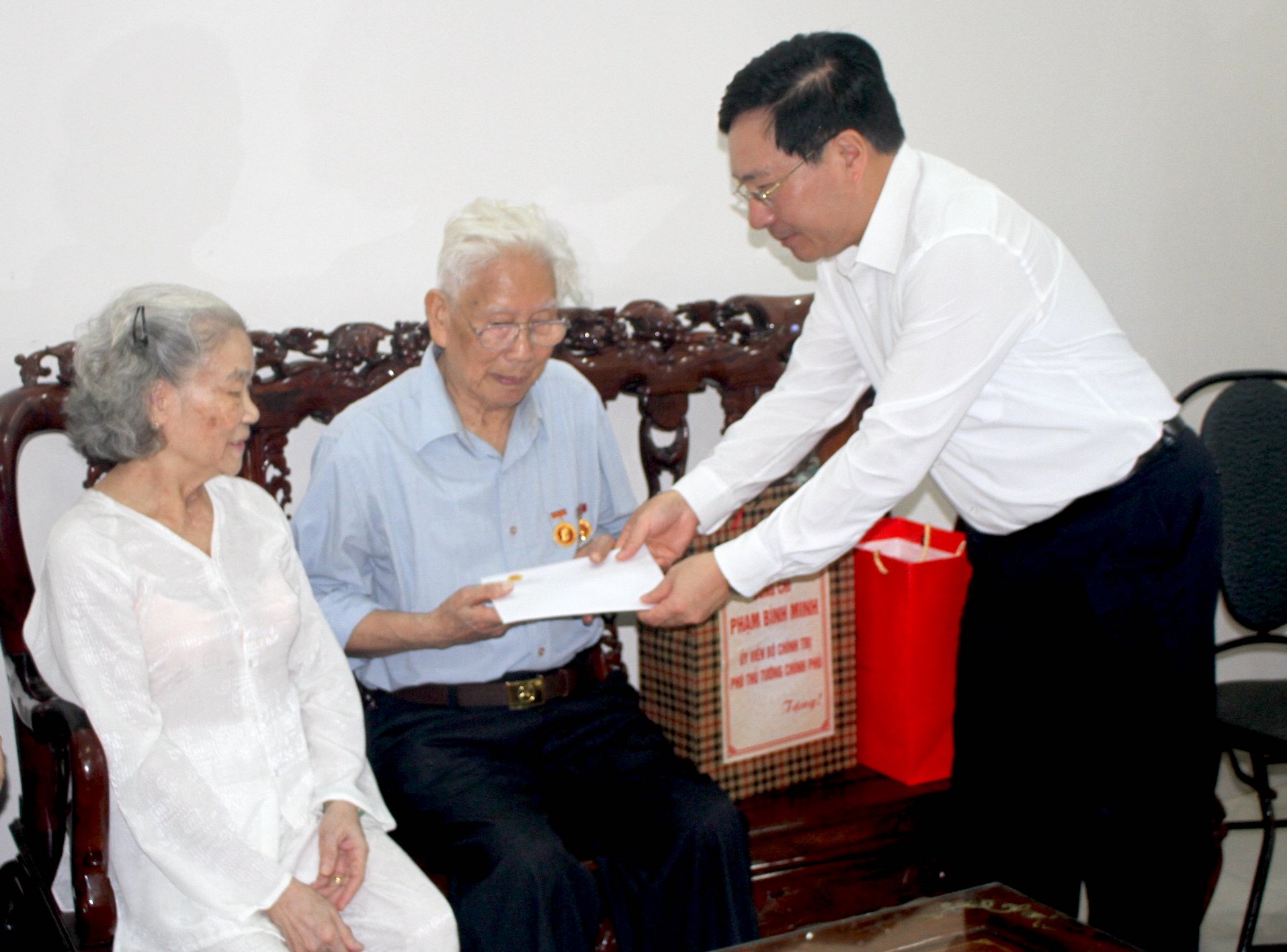 Quan tâm chăm lo tốt hơn nữa đối với người có công