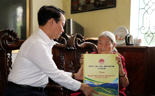 Thăm hỏi, tri ân người có công, thân nhân liệt sỹ tại thành phố Yên Bái