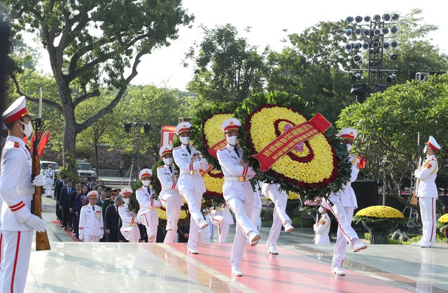 Lãnh đạo Đảng, Nhà nước dâng hương tưởng niệm các Anh hùng liệt sỹ và vào Lăng viếng Chủ tịch Hồ Chí Minh