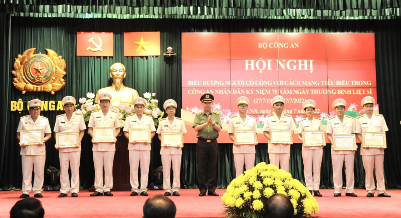 Tri ân, tôn vinh những tấm gương tiêu biểu Vì nước quên thân, vì dân phục vụ