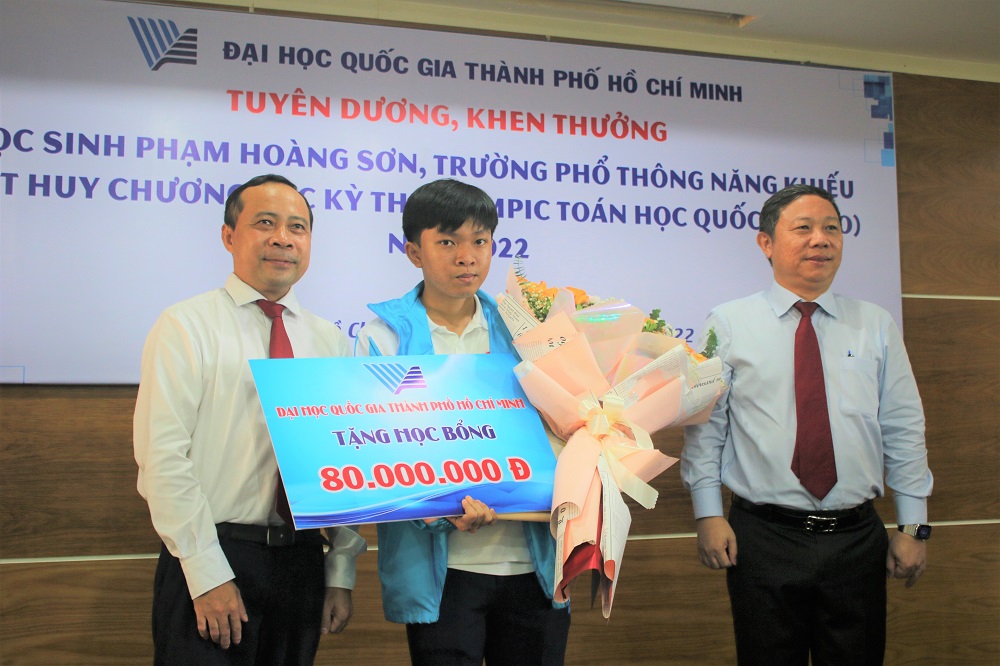 ĐHQG-HCM khen thưởng học sinh đạt Huy chương Bạc Toán quốc tế
