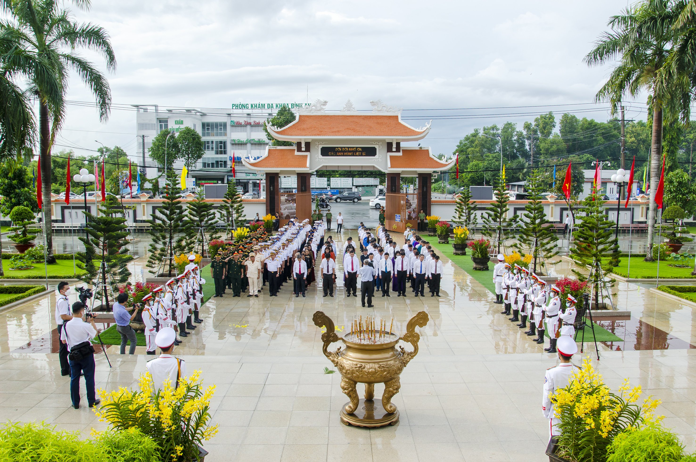 “Đời đời ghi nhớ công ơn của các Anh hùng Liệt sĩ”